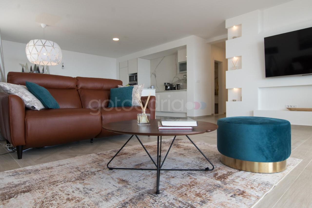 Villa Smaragd - Opal - Luxury Apt With Shared Pool And Private Hot Tub Makarska Exterior foto