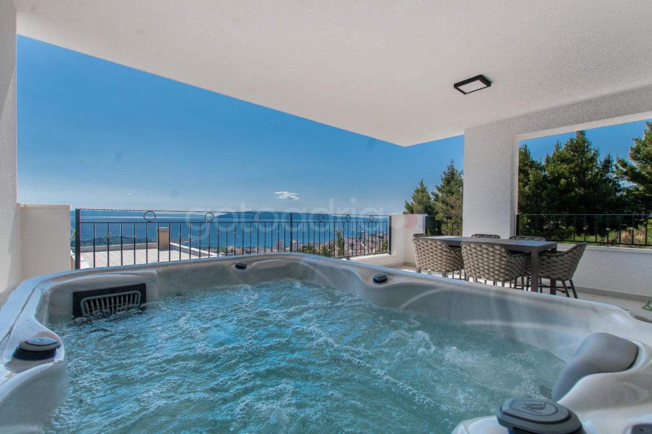 Villa Smaragd - Opal - Luxury Apt With Shared Pool And Private Hot Tub Makarska Exterior foto