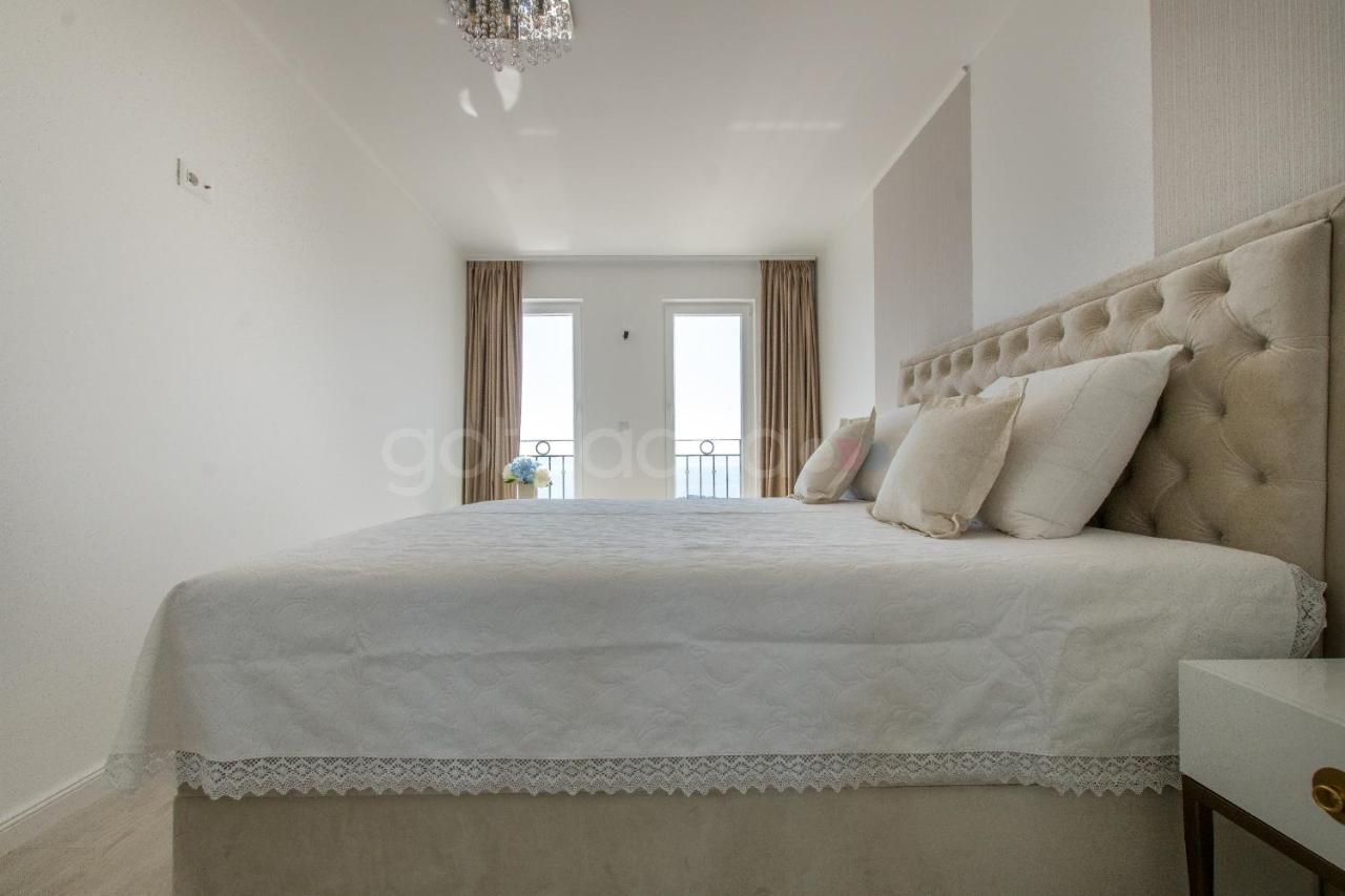 Villa Smaragd - Opal - Luxury Apt With Shared Pool And Private Hot Tub Makarska Exterior foto