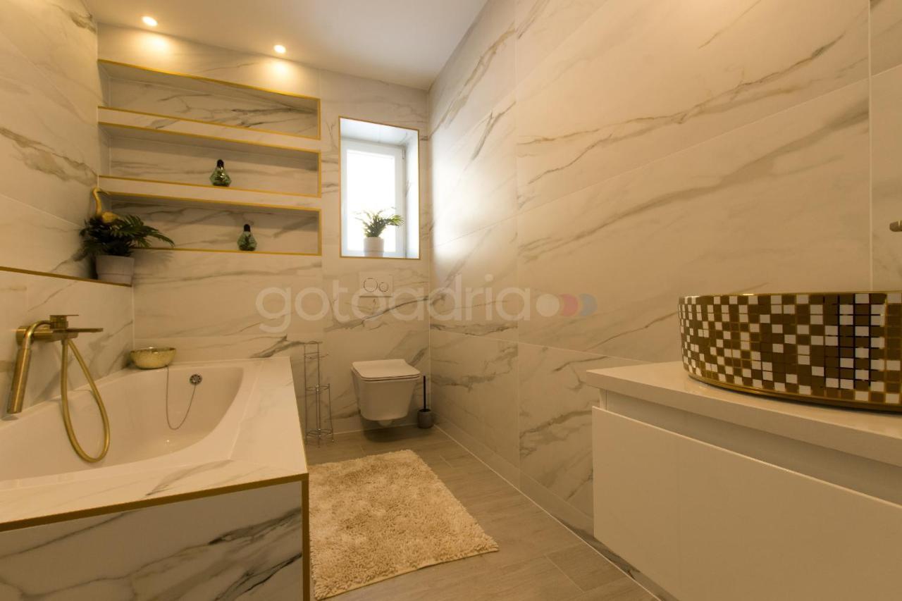 Villa Smaragd - Opal - Luxury Apt With Shared Pool And Private Hot Tub Makarska Exterior foto