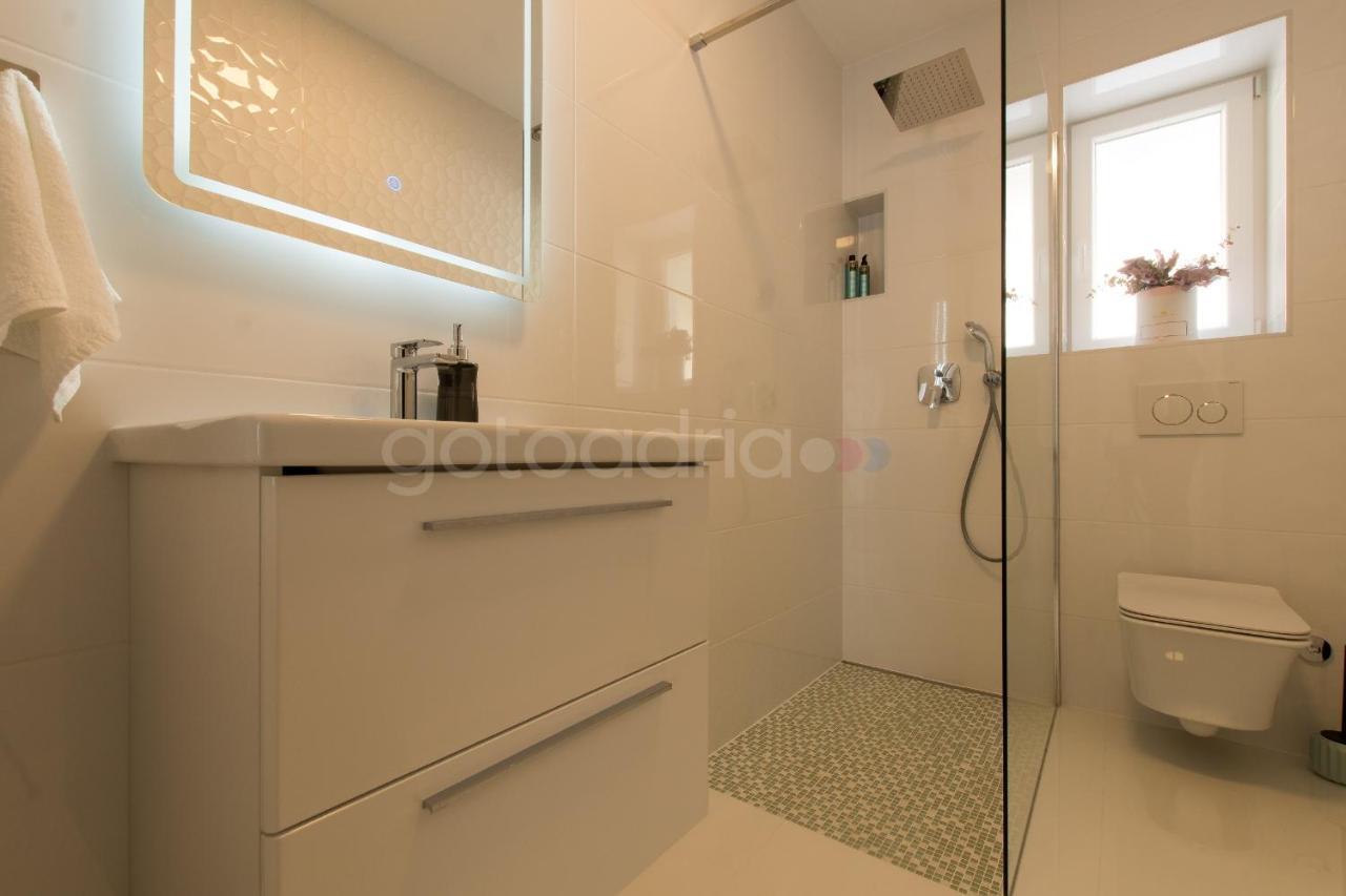 Villa Smaragd - Opal - Luxury Apt With Shared Pool And Private Hot Tub Makarska Exterior foto