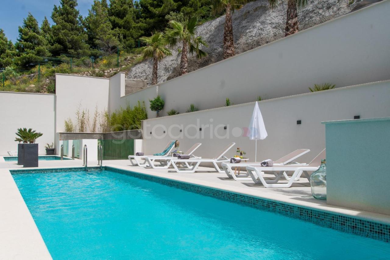 Villa Smaragd - Opal - Luxury Apt With Shared Pool And Private Hot Tub Makarska Exterior foto