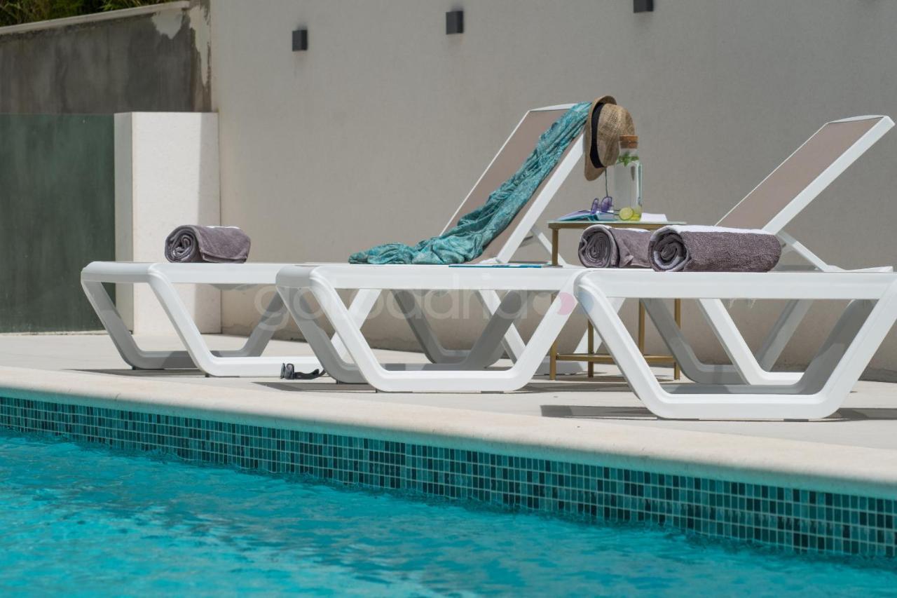 Villa Smaragd - Opal - Luxury Apt With Shared Pool And Private Hot Tub Makarska Exterior foto