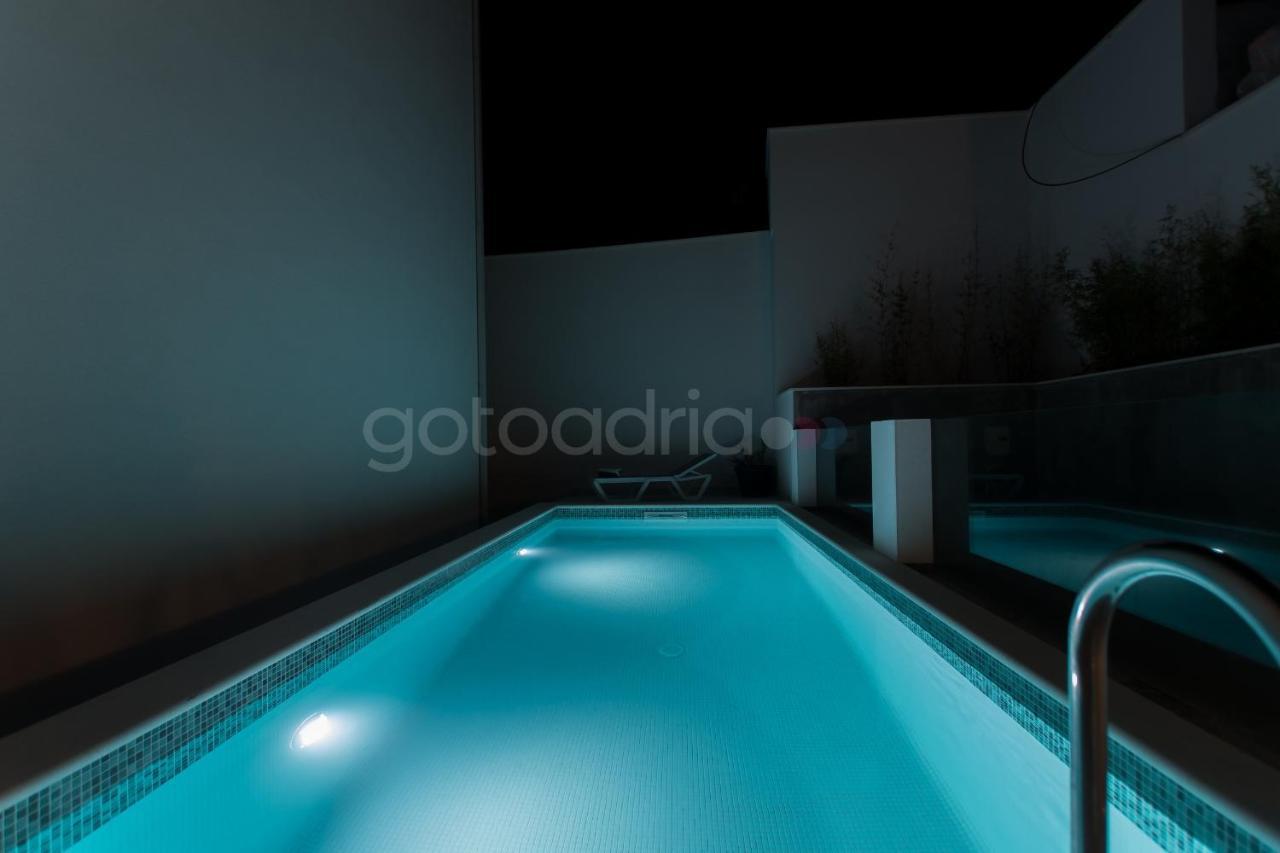 Villa Smaragd - Opal - Luxury Apt With Shared Pool And Private Hot Tub Makarska Exterior foto